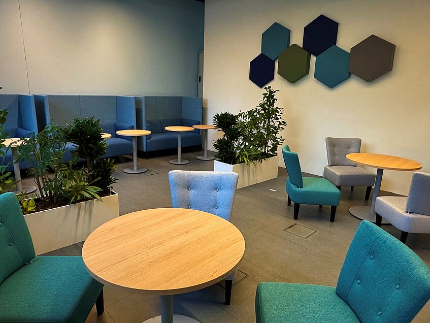 Student Space W29 - Lounge with chairs and tables
